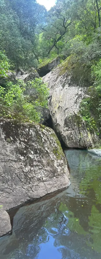Pozón del arroyo entre grandes rocas