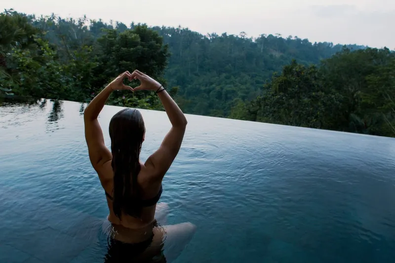 Piscina de spa frente al bosque