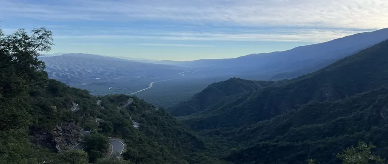 La Cuesta del Portezuelo y el valle de Catamarca desde la sierra