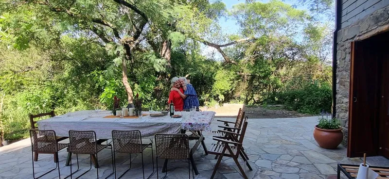 Vecinas compartiendo una mesa al aire libre en la finca