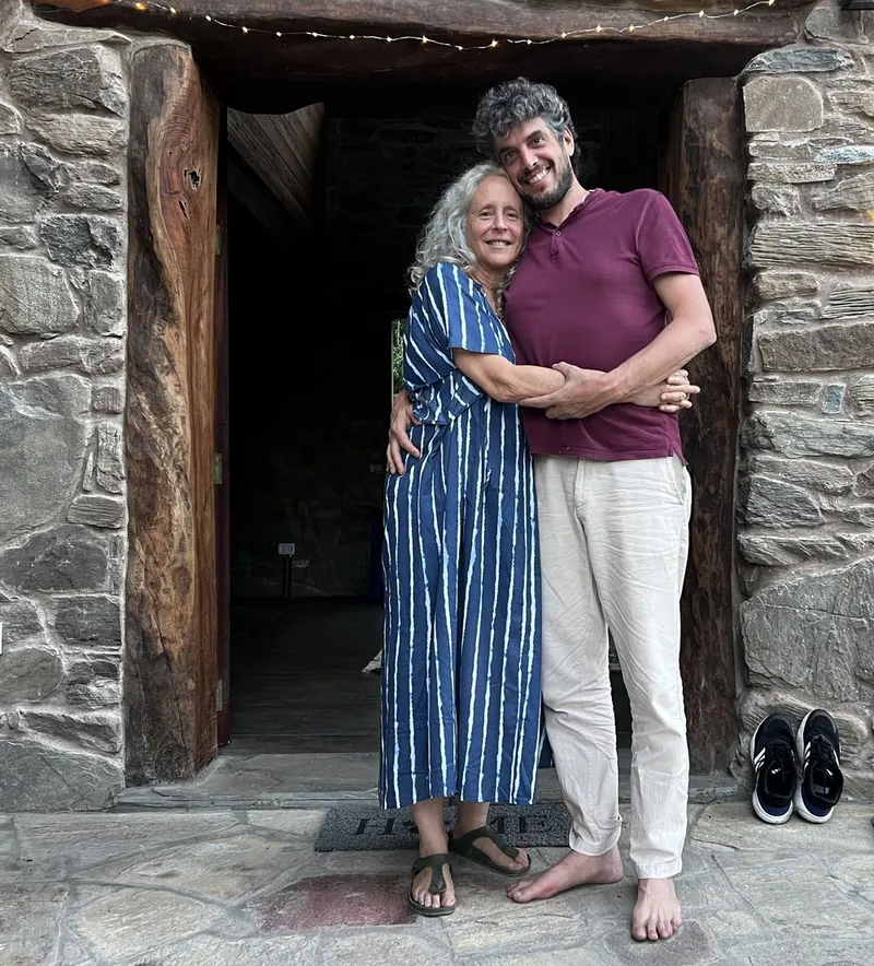 Raúl Ortemberg y Ana Patricia Rodríguez en la puerta de la casa de piedra
