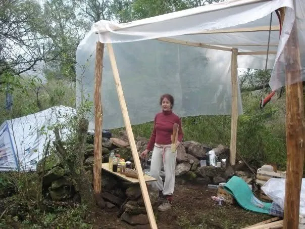 La primera construcción con lonas, en 2005