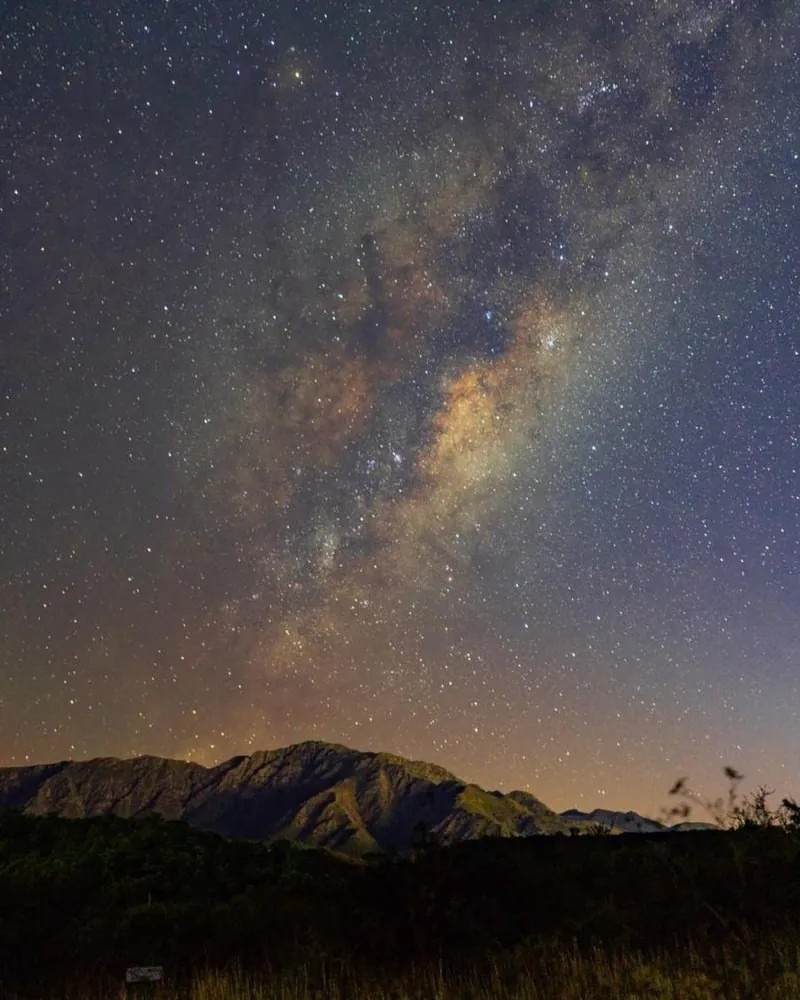 La Vía Láctea sobre las sierras