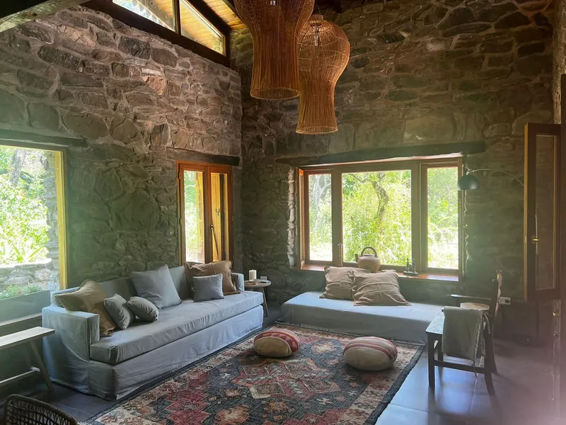 Living de piedra con sillones
