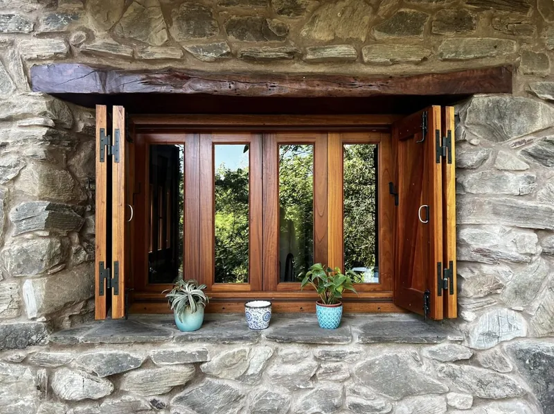 Ventana de madera en muro de piedra