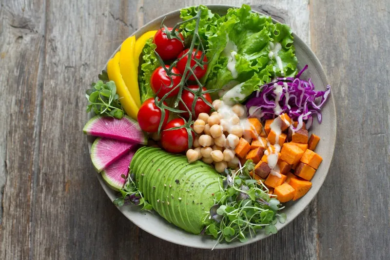Plato vegetariano de verduras frescas