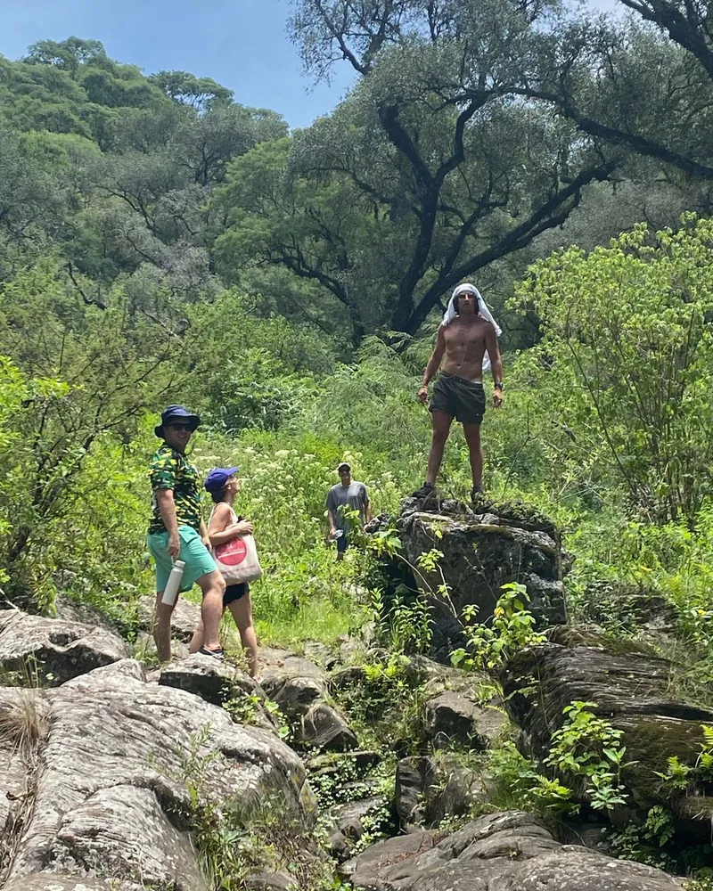 Caminata entre rocas y bosque en la sierra