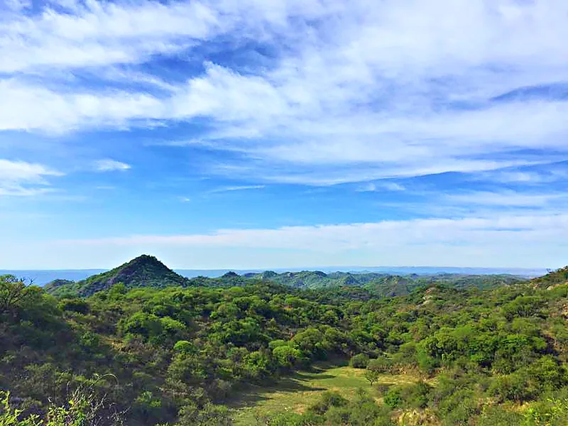 Vista panorámica de la Sierra de Ancasti: cerros cubiertos de bosque nativo hasta el horizonte